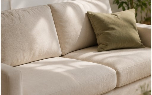 Helles Stoffsofa im Wohnzimmer