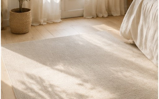 Heller Kurzflorteppich im Schlafzimmer